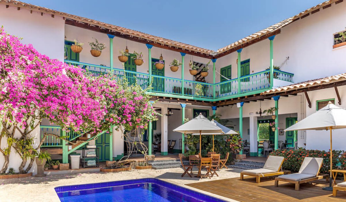 cedrela casa y piscina