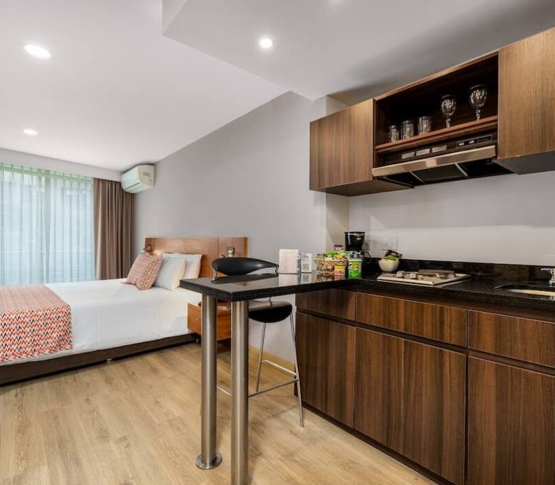 suite superior cama y cocina